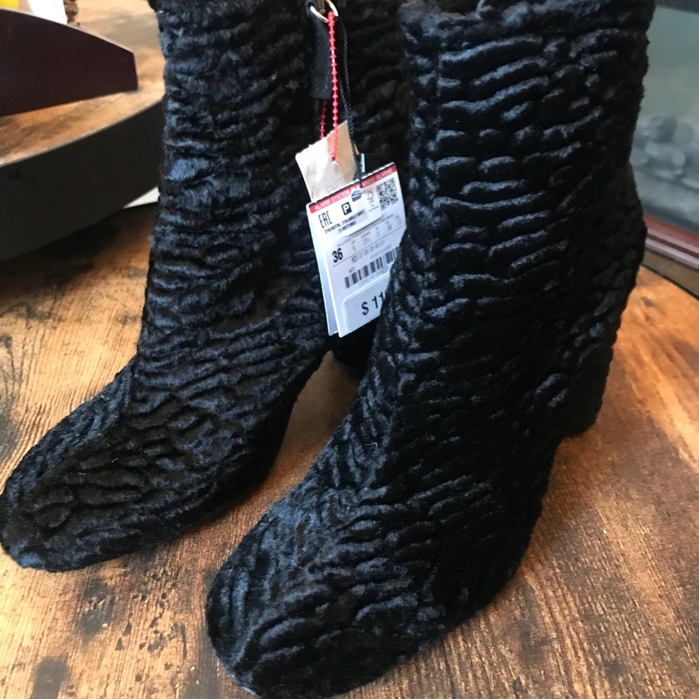 Gorgeous Zara boots. So soft and w a wavy look - Picture 7 of 8